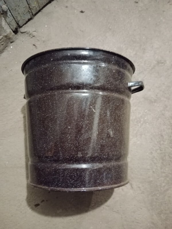 Elbląg Witam
Sprzedam kociołek emaliowany, z czasów PRL, kolekcja. Stan widoczny na zdjęciach.
Wymiary wysokość 37