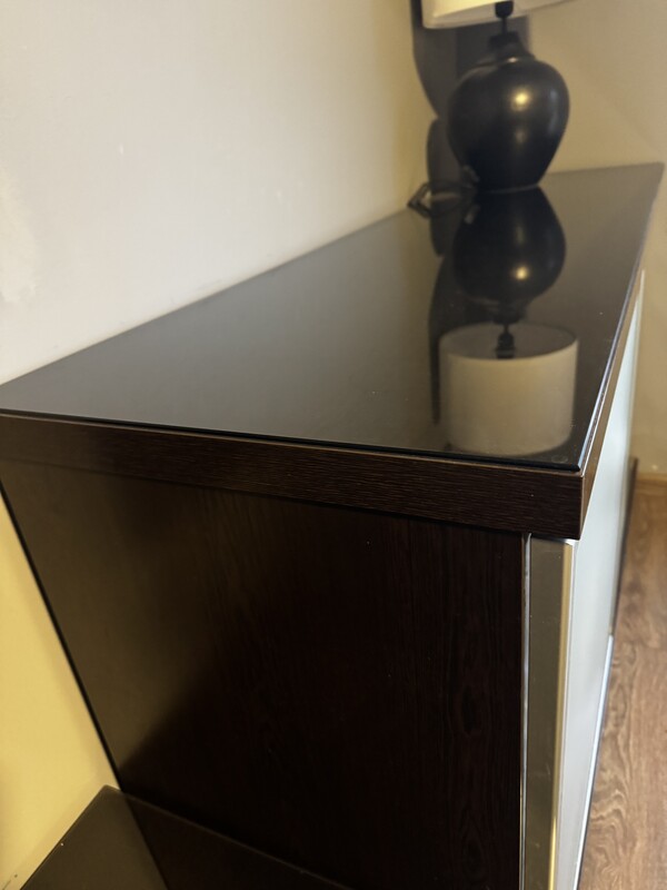 Elbląg Czarna komoda z szufladami, szklany blat.