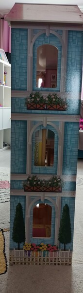 Elbląg Domek dla lalek dużyWymiary 130,51 x 32,99 x 129,49 cm, dużo mebeli oryginalnych w zestawie. na terenie