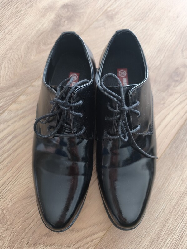 Elbląg Sprzedam eleganckie buty chłopięce na komunię rozmiar 36.Kolor czarny, wiązane. Wypadają na trochę większe.