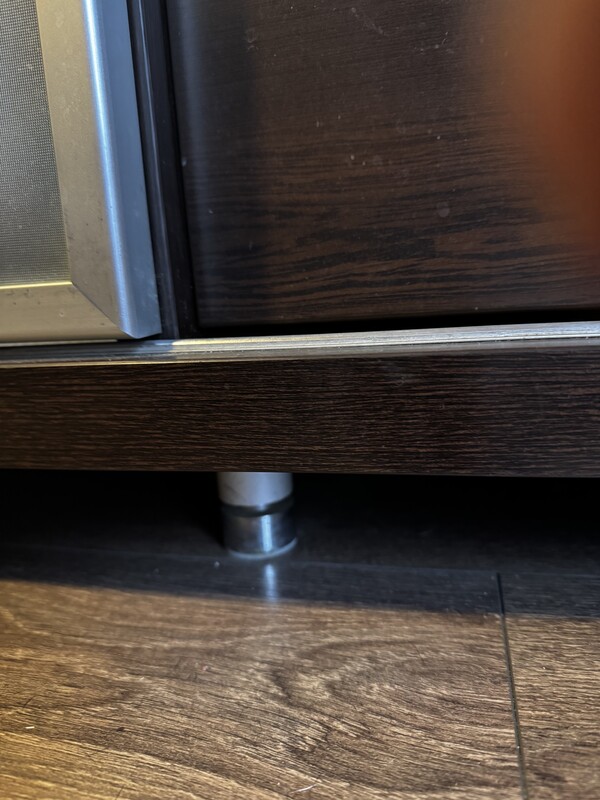 Elbląg Czarna komoda RTV ze szklanym blatem.