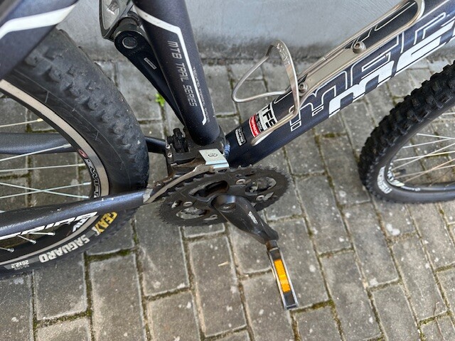 Elbląg Sprzedam rower górski MERIDA Shimano Deore, tarczówki – do naprawy w grafitowym kolorze. Dobra baza dla