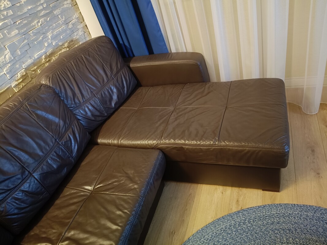 Elbląg Sprzedam kanapę skórzaną widoczną na zdjęciach. Kanapa z funkcją spania o powierzchni 140x215.Dwa pojemniki na