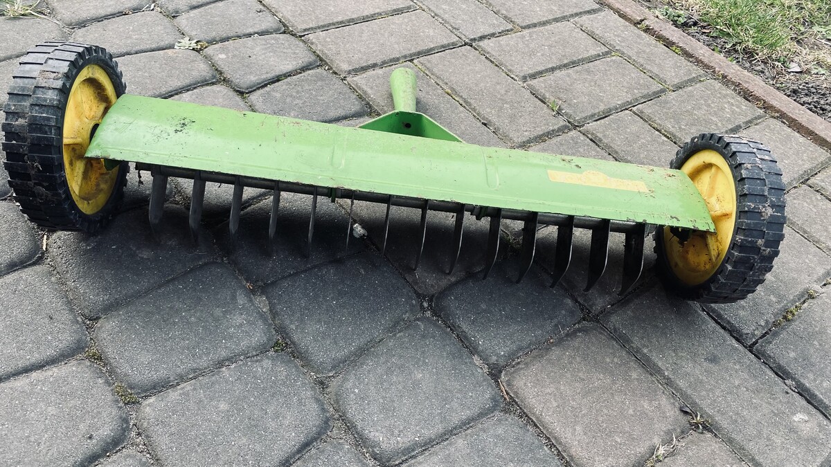 Elbląg Wertykulator lub aerator trawnika marki Wolf-Garten
Urządzenie służy do napowietrzania i spulchniania gleby, co