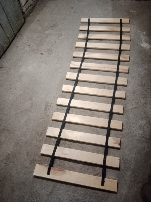 Elbląg Sprzedam stelaż do łóżka. Wymiary: długość 190 cm x szerokość 60 cm x grubość 2 cm. Stan widoczny na zdjęciach.