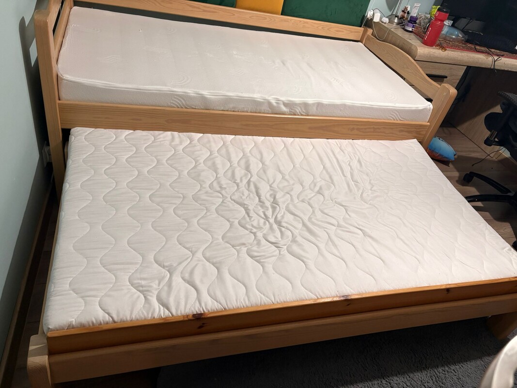 Elbląg Sprzedam łóżko młodzieżowe 2 osobowe rozsuwane. Stan bardzo dobry, sosnowe. 2 materace. Górny 180/90.Dół