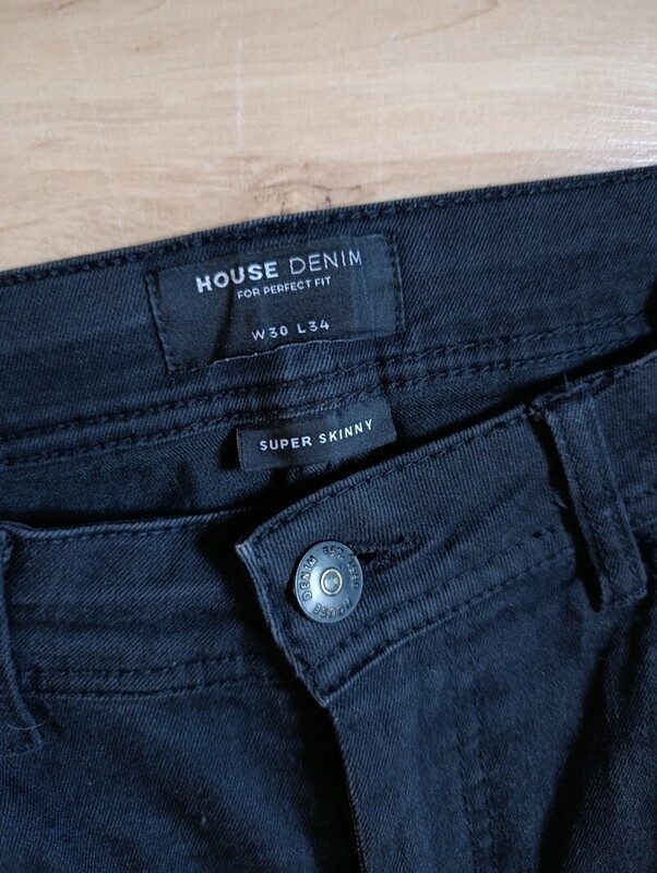 Elbląg Sprzedam czarne spodnie męskie House Stan bardzo dobry. Rozmiar L 30/34.Kontakt sms