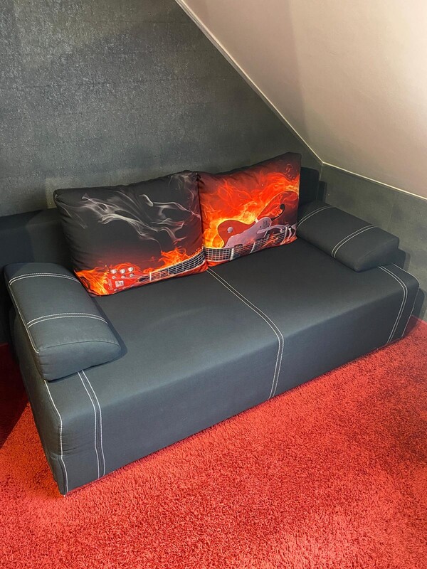 Elbląg Wygodna, używana sofa dla dzieci z ciekawym, graficznym nadrukiem. Mebel w dobrym stanie, nadaje się do użytku