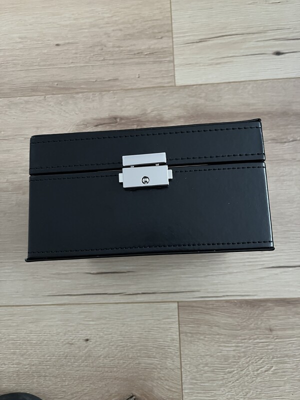 Elbląg Szkatułka na zegarki AURIOL, nowa nie używana kolor czarny. Pojemność na 6 sztuk zegarków. Idealna do