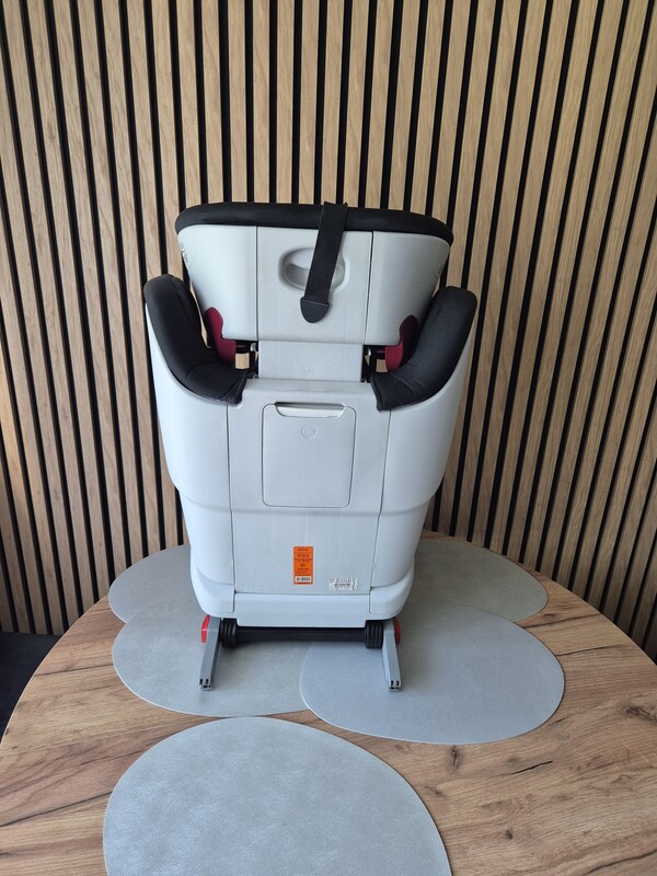 Elbląg Sprzedam bezwypadkowy fotelik samochodowy BRITAX ROMER z isofixem 15-36 kg, z regulacją zagłówka. Stan dobry