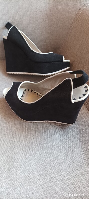 Elbląg Mam do sprzedania damskie czarne zamszowe buty-sandały na koturnie rozmiar 38 firmy Vicini. Sandały są jak