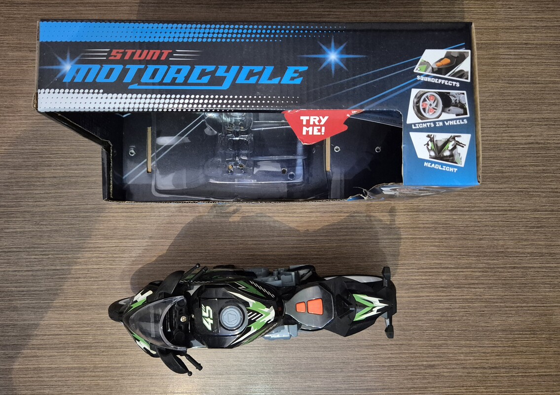 Elbląg Motocykl zabawka z efektami świetlnymi i dźwiękowymi oraz po naciśnięciu przycisku sam jedzie do przodu.
Stan