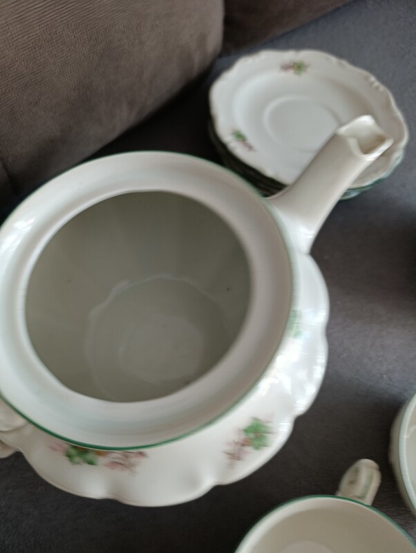 Elbląg Sprzedam zestaw kawowy Wałbrzych. Dzbanek, 5 talerzyków, 6 filiżanek oraz cukiernica. Stan bardzo dobry jedynie