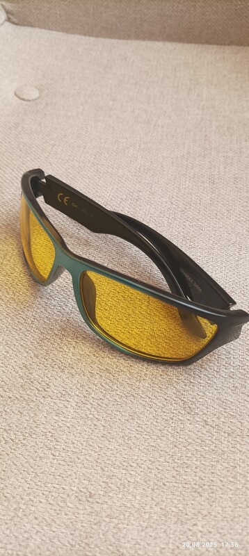 Elbląg Mam do sprzedania damski zegarek, taki jak na foto. Okulary do jazdy nocą z pokrowcem. Oraz ładny budzik. .Cena