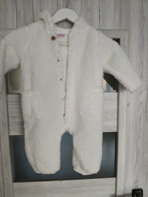 Elbląg Sprzedam dwa śpiworki ( w kropki- cieńszy 90 cm) ( w zwierzątka grubszy- 86-98cm) i dwa kombinezony (biały,