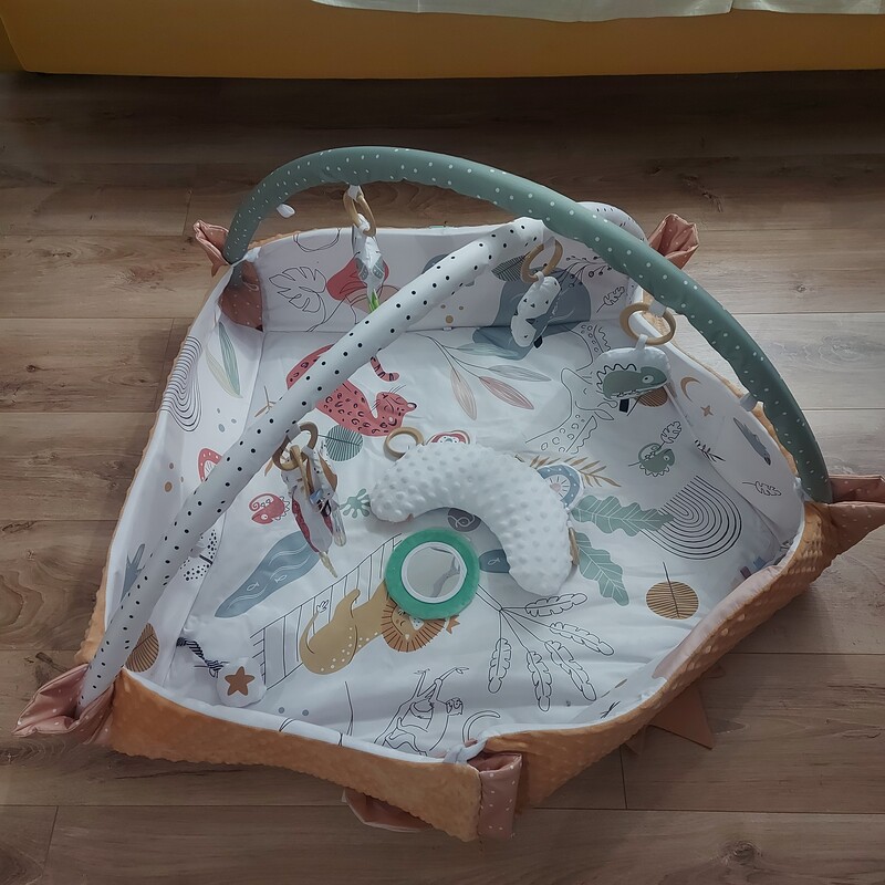 Elbląg Sprzedam mate, plac zabaw dla maluszka. Mata dwustronna, spokojne kolory, szeleszczące i grzechoczące zawieszki