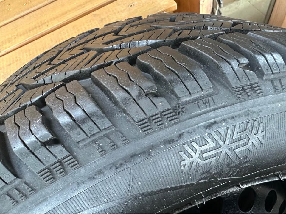 Elbląg Koła stalowe z oponami zimowymi. Opony Kormoran zimowe 215/60/R16 99H - stan bardzo dobry. Kola jeździły w Ford