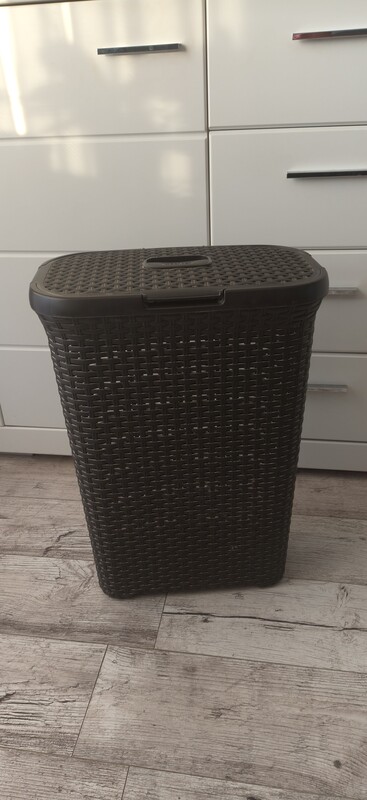 Elbląg Sprzedam regał metalowy IKEA z trzema półkami(górna szklana) cena 100zł oraz kosz na pranie cena 20 zł.