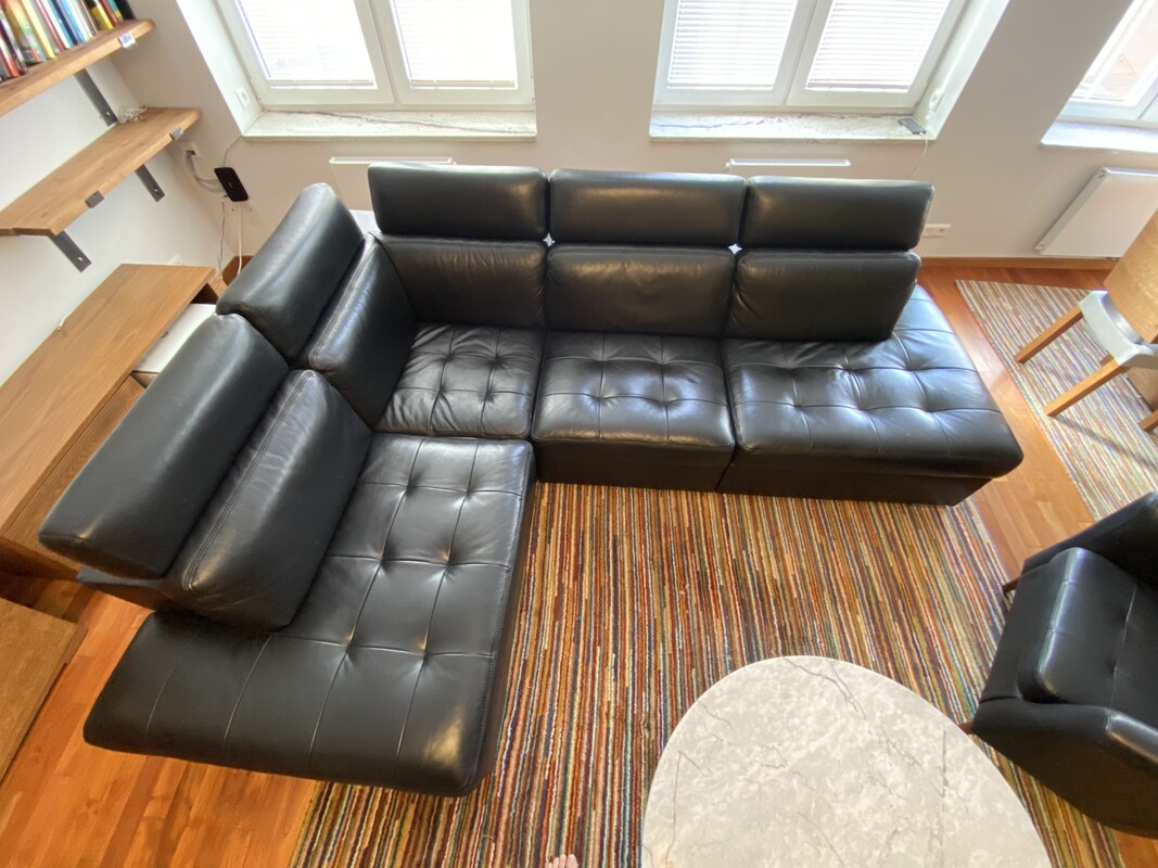Elbląg Skórzany narożnik, czarny, w bardzo dobrym stanie. Wygodny i elegancki zestaw do salonu lub biura. Cena