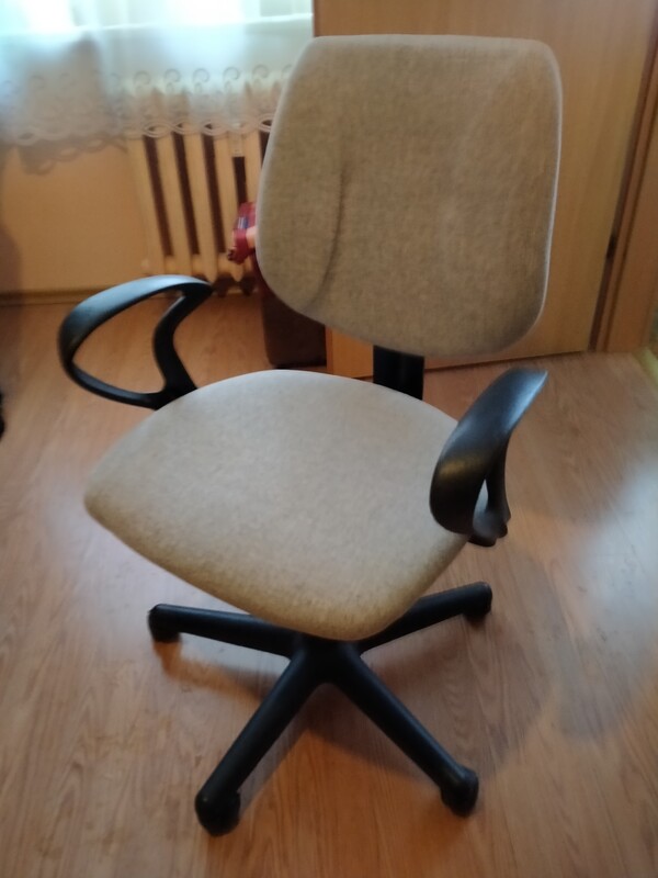 Elbląg Sprzedam krzesło /fotel na kółkach obrotowy kolor szary. Używany ale w bdb stanie. Cena 80 zł