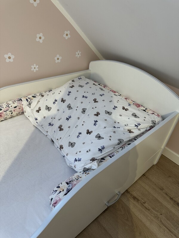 Elbląg Mam do sprzedania łóżko dziecięce, dwustronne, z szufladą na pościel. Szuflada przekłada się na prawa i lewą