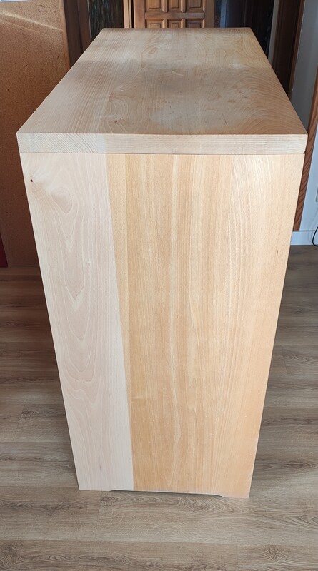 Elbląg Sprzedam wyspę kuchenną wraz z 3 stołkami barowymi. Wymiary wyspy: dł.126 cm, wys.111 cm, gł.54,5 cm. Widać ślady