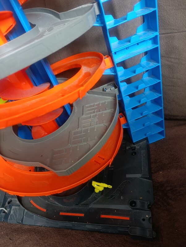 Elbląg Sprzedam tor garaż hotwheels. Stan bardzo dobry wszystko sprawne jedynie do umycia bo stał długo nie używany.