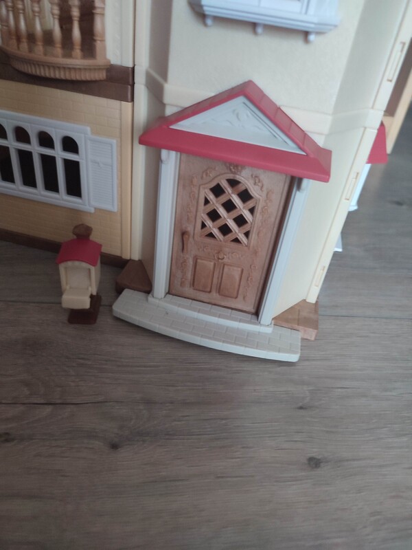 Elbląg Sprzedam domek Sylvanian families w idealnym stanie. Kupiony dwa tygodnie temu. Zmieniłysmy koncepcję z córką i