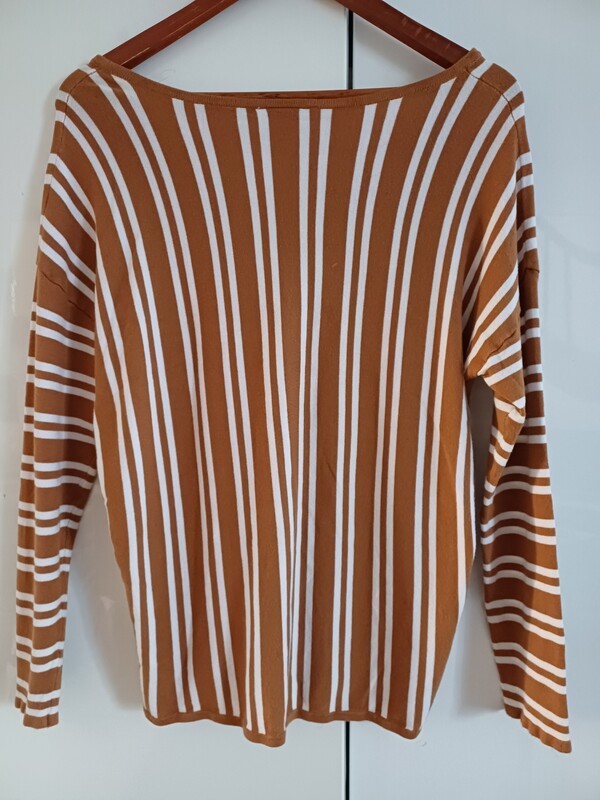 Elbląg Sweterek dzianinowy elastyczny Janina rozmiar S M, cieńszy na wiosnę, ,karmeliwo-bialy, stan idealny jak nowy