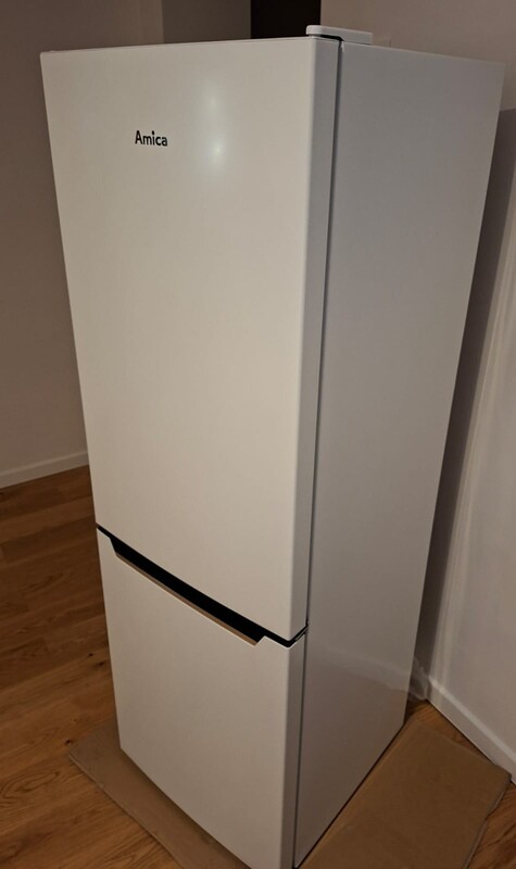 Elbląg Sprzedam lodówkę AMICA FK200.4 zakupioną w 2023 r. Wymiary: wys.144,sz.47,gł.49 cm. kolor biały. Zamrażarka z