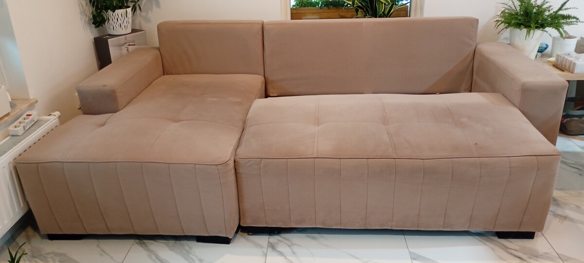 Elbląg Wygodna, rozkładana sofa narożna w kolorze beżowym, Trzyletnia, Mebel w dobrym stanie, nadaje się do użytku.