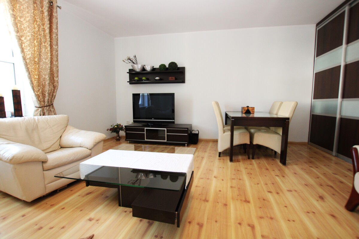 Elbląg NIERUCHOMOŚCI ANNA KRASZEWSKA Mieszkanie 3-pokojowe na Starym Mieście, ok.65 metrów ul. Stary