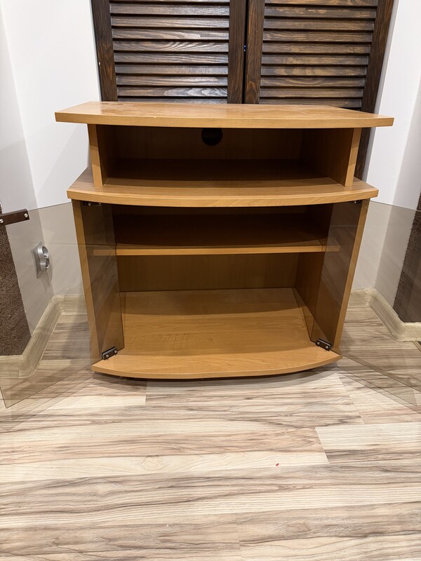 Elbląg Sprzedam szafkę pod telewizor w stanie ogólnym dobrym. Wysokość ok 65 cm, głębokość 44 cm, szerokość 66 cm.