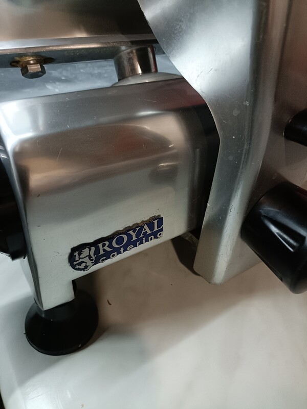 Elbląg Sprzedam krajalnicę sprawna działająca średnica ostrza 250mm firmy Royal catering cena 800złł Szafa