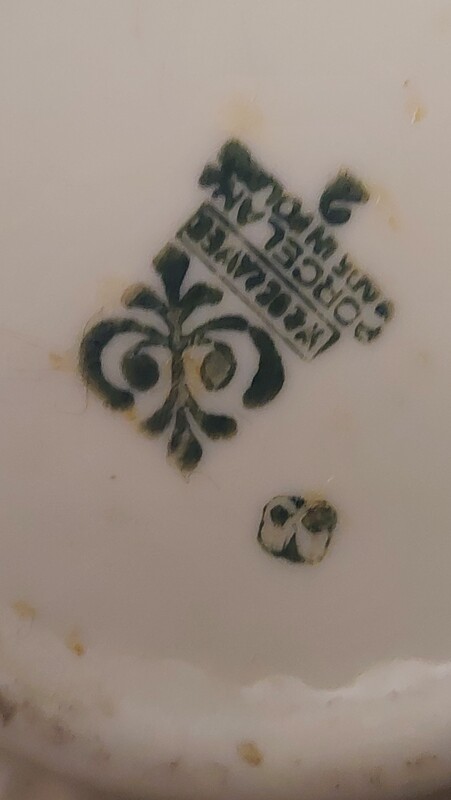 Elbląg Piękny porcelanowy sygnowany dzbanuszek.