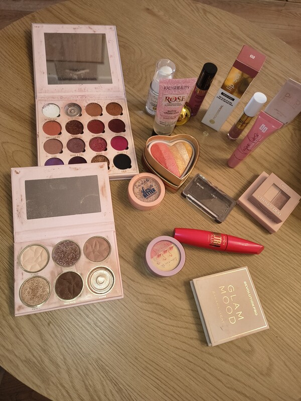 Elbląg Witam. Post grzecznościowy. Spora ilość Kosmetykow Kosmetyki kolorowych, używane lecz mało całość 40 zł