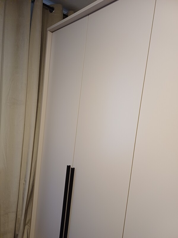 Elbląg SPRZEDAM NOWĄ szafę. Garderobę szerokość 210 cm, głębokość 65 cm, wysokość 217,4 półki, 2 drążki, kolor BEŻ