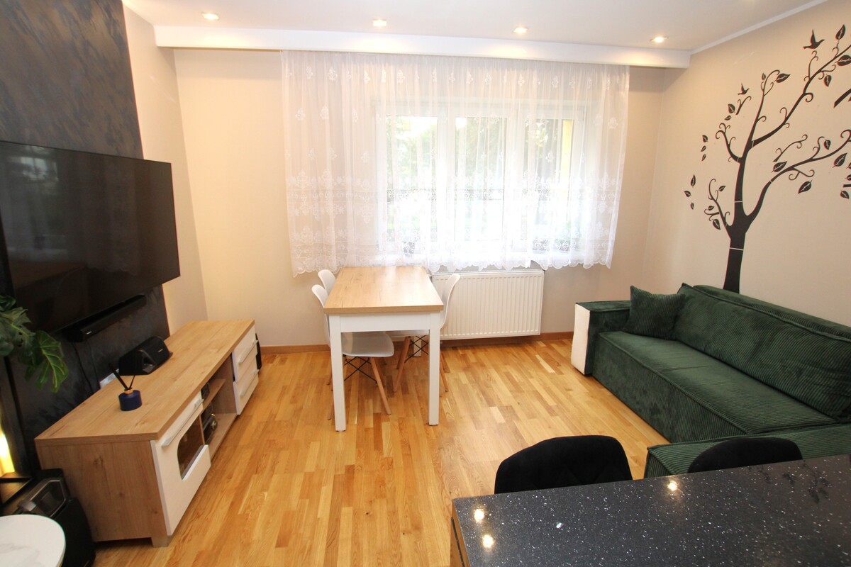 Elbląg NIERUCHOMOŚCI ANNA KRASZEWSKA Trzypokojowe mieszkanie po remoncie na parterze ul. Słoneczna