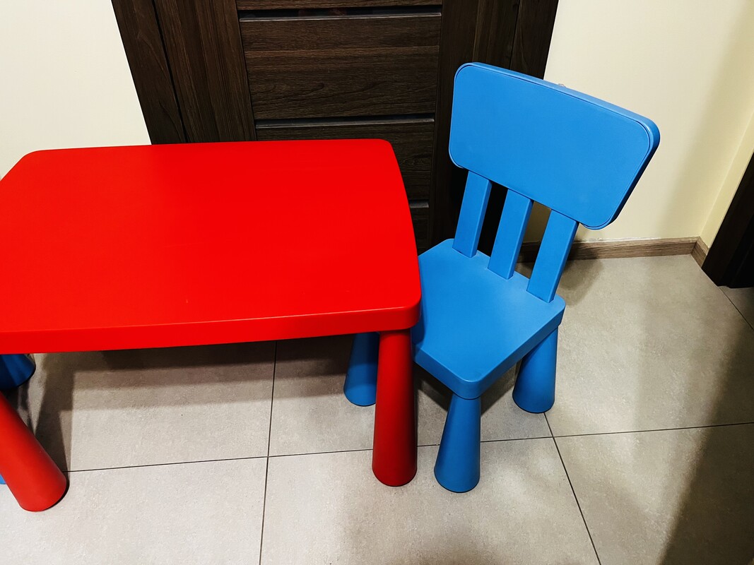 Elbląg Sprzedam zestaw Mammut, 2 krzesełka i stolik tej samej firmy. Dodatkowo 3 krzesełko innej firmy gratis. Stan