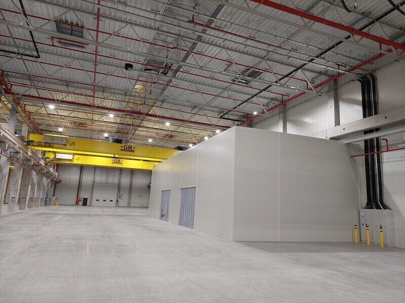 Elbląg Hala produkcyjna z suwnicami – strategiczne miejsce dla przemysłu zbrojeniowego!