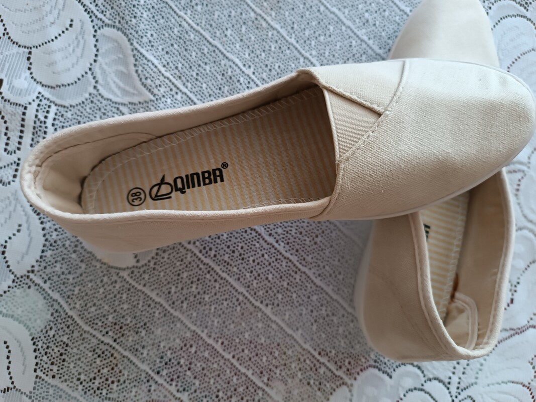 Elbląg Sprzedam nowe płócienne buty damskie, wygodne w rozmiarze 38.Buty warte zakupu.