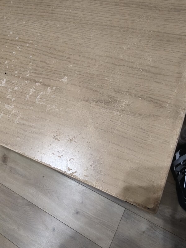 Elbląg Biurko IKEA Micke w kolorze jasnego drewna z metalową nogą. Posiada szufladę oraz otwór na kable. W stanie