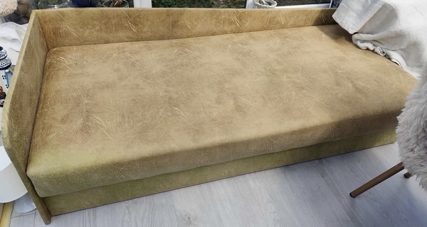 Elbląg Witam Pilnie sprzedam Wygodna sofa w kolorze beżowym, materiał eco - skóra jest używana, ale wciąż w dobrym