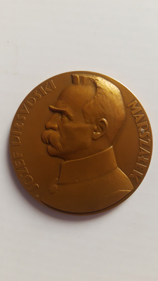 Elbląg Sprzedam medaliony 1) Medalion wydany na 10lecie odrodzenia Polski 1918r-1028r z wizerunkiem Marszałka