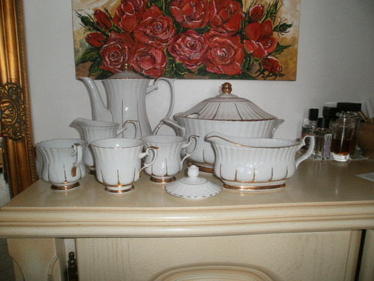 Elbląg Dzień dobry:)
Mam do odsprzedania zestaw porcelany Chodzież. 
Waza, dzbanek, mlecznik, dwie filiżanki, trzecia