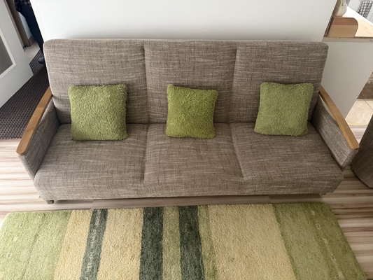Elbląg Witam. Mam do sprzedania Wygodna, rozkładana sofa 3-osobowa z poduszkami w zielonym kolorze. Wersalka jest