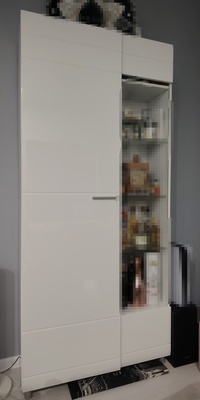 Elbląg Na sprzedaż biała witryna z miejscem do przechowywania oraz z półkami za szkłem i komoda RTV z otwartą półką na