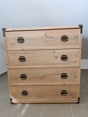 Elbląg Sprzedam komodę BRW, stan bardzo dobry. Wymiary: 40x80 cm, wysokość 87 cm. Polecam.