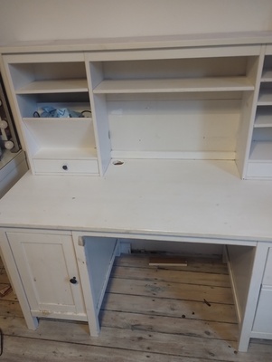 Elbląg Sprzedam biurko Ikea Hemnes z nadstawka. Biurko jest wykonane z drewna, ma szuflady i szafkę. Stan do