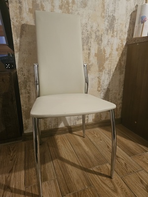 Elbląg Sprzedam krzesła 4 sztuki kolor kremowy.